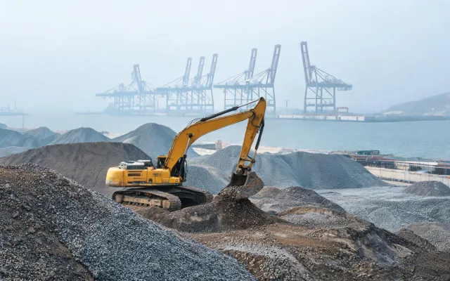 Port stockyard excavator with salt-fog undercarriage package